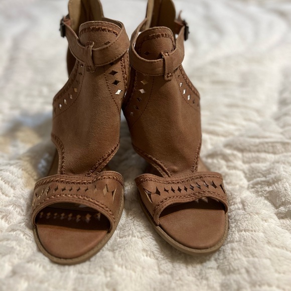 Tan Strappy Block Heels - Picture 2 of 3